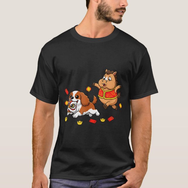 Kinesisk häst Cavalier King Charles Spaniel Glad  T Shirt (Framsida)