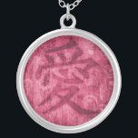 Kinesisk röd kärlek-symbol halsband<br><div class="desc">Kinesisk kärlek-symbol på rosa av hjärtdenim röd . Ett underbart sätt att uttrycka kärlek på Alla hjärtans dag eller ge till en älskad. Sarah Trett har en unik utformning.</div>