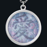Kinesiska kärlek-symbolens rosa på blåhalsband silverpläterat halsband<br><div class="desc">Kinesisk kärlek-symbol betecknar blå bakgrund med rosa hjärtmönster. Ett underbart sätt att uttrycka kärlek på Alla hjärtans dag eller ge till en älskad. Sarah Trett har en unik utformning.</div>