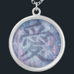 Kinesiska kärlek-symbolens rosa på blåhalsband silverpläterat halsband<br><div class="desc">Kinesisk kärlek-symbol betecknar blå bakgrund med rosa hjärtmönster. Ett underbart sätt att uttrycka kärlek på Alla hjärtans dag eller ge till en älskad. Sarah Trett har en unik utformning.</div>