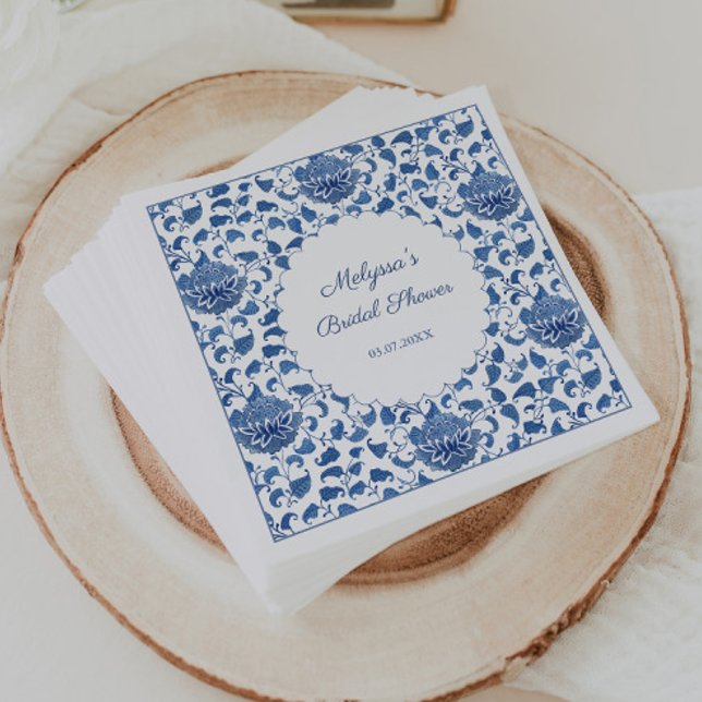 Kinesiskt blå och vit blomstermönster för bröllops pappersservett (Chinoiserie Chic bridal shower napkins featuring an all-over hand-painted blue and white print)