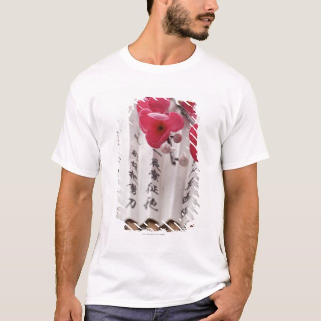 Kinespappersfläkt med persikablommar t-shirt (Framsida)