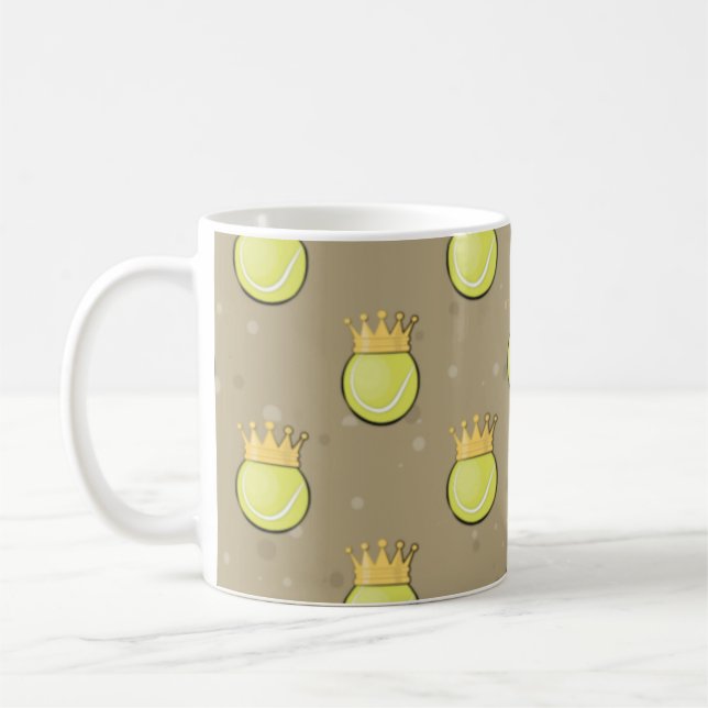 King Tennis - Sömlöst Mönster på Brun Bakgrund Kaffemugg (Vänster)
