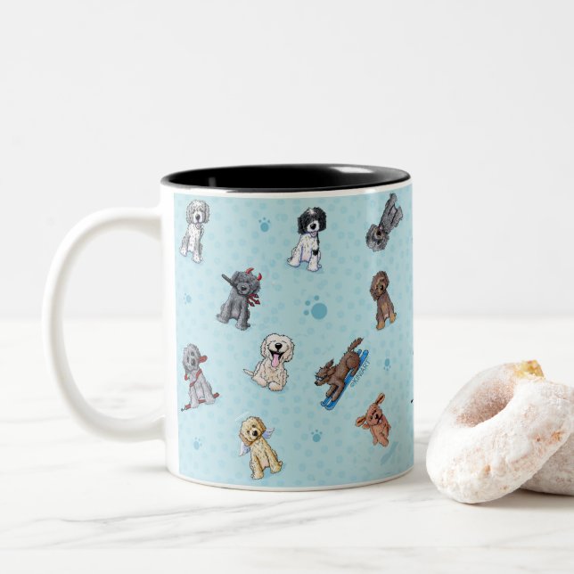 KiniArt Doodlemoji Goldendoodle Två-Tonad Mugg (Med munk)