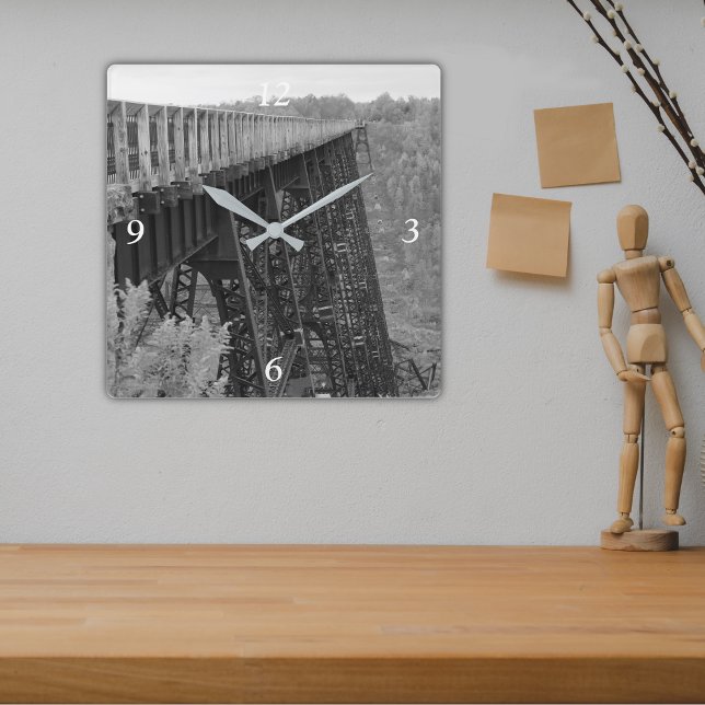 Kinzua Skypromenad Monochrome Railroad Bridge Fyrkantig Klocka (Skapare uppladdad)