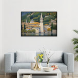 Kirche Cassone Gustav Klimt Painting Captivating Poster<br><div class="desc">Njut av den fängslande skönheten hos Kirche Cassone,  en utomordentlig landskapsmålning av Gustav Klimt. Denna teckning fångar på ett vackert sätt naturens innersta väsen,  med dess lush grey och arkitektoniska inslag. Lägg till lite elegans i ditt rum med det här enastående biet.</div>