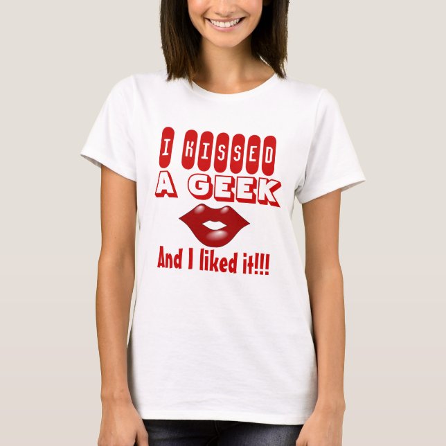 Kiss A geek jag gillar T-shirt (Framsida)