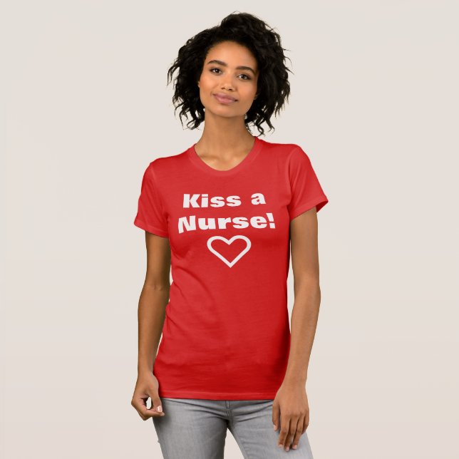 Kiss A Nurse Cute Red and White Valentines day Tee (Hel framsida)