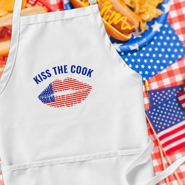 Kiss American Läppar Patriotic USA Apron Förkläde (Kiss the cook! A fun apron to wear at your patriotic BBQ. The cook loves kisses)