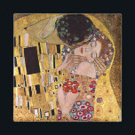 Kiss, Gustav Klimt Magnet<br><div class="desc">Kissen (original Der Kuss) var målad av Gustav Klimt och är förmodligen hans mest berömd. Han började arbeta med det 1907 och det är höjdpunkten i hans så kallade "gyllene period". Det skildrar ett par, i olika skuggor av guld och symboler, som delar en kyss mot en brons bakgrund. Gustav...</div>