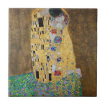 Kiss | Gustav Klimt-vykort Kakelplatta<br><div class="desc">Den här keramiska plattan är inspirerad av Gustav Klimts koniska teckningar och har en design som fångar kärnan i romantik och intimiteten. Perfekt för konstentusiaster, romantiker och de som uppskattar unik och snyggt hemdekanter, denna kisinspirerade keramiska platta är en hett som utan problem blandar konst med contemporary. Öka ditt utrymme...</div>