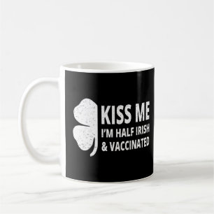 Kiss Jag är halv irländsk och vaccinerad Saint Pat Kaffemugg