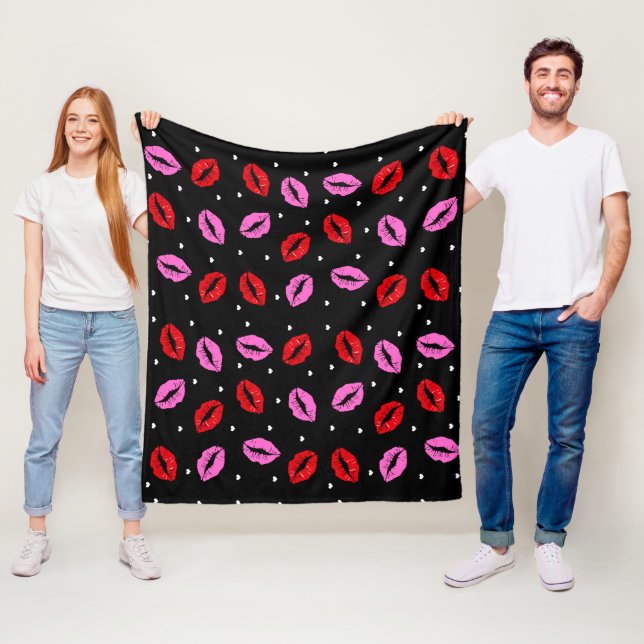 Kiss Läppar Rosa Red and Hearts Fleece Blanket BLK (På plats)