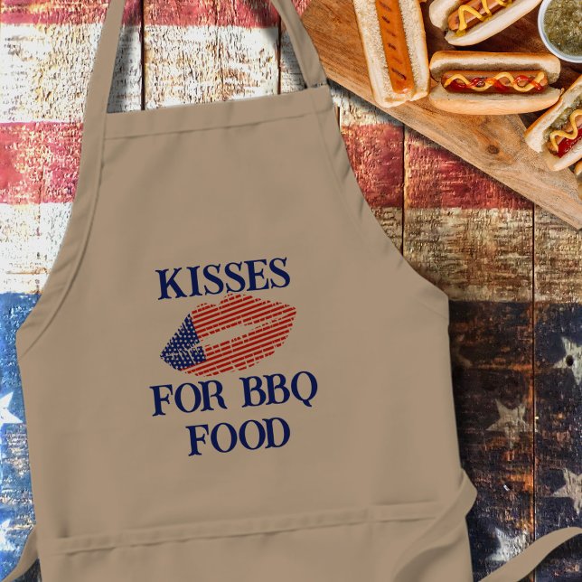 Kiss Me 4 juli Independence day Apron Förkläde (Kisses for BBQ Food Apron is the perfect apron to wear for guaranteed kisses at your next BBQ)