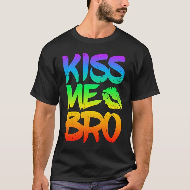 Kiss Me Bro Gay Pride Month LGBT homosexual Rainbo T Shirt (Framsida)