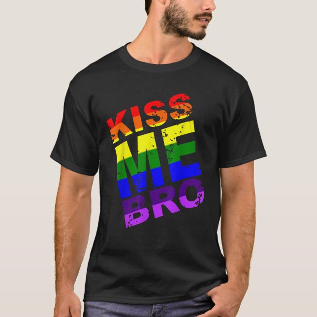 Kiss Me Bro LGBT Rainbow Pride Birthday Present Gi T Shirt (Framsida)