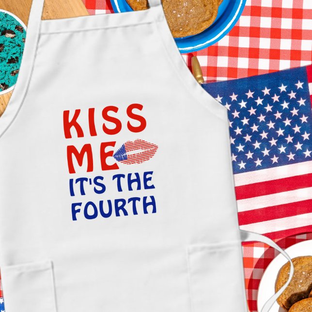 Kiss Me Det är fjärde Lipstick USA flagga Apron Förkläde (Celebrate the fourth with this patriotic red white and blue stars and stripes lipstick kiss apron)
