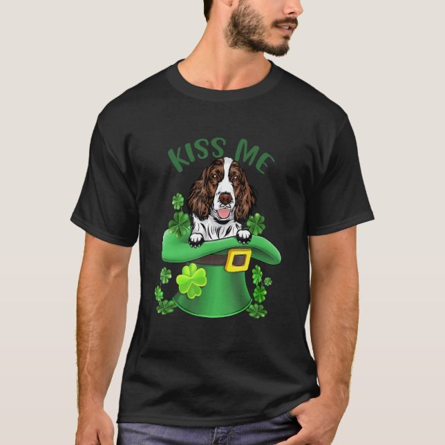 Kiss Me English Springer Spaniel Shamrock Clover f T Shirt (Framsida)