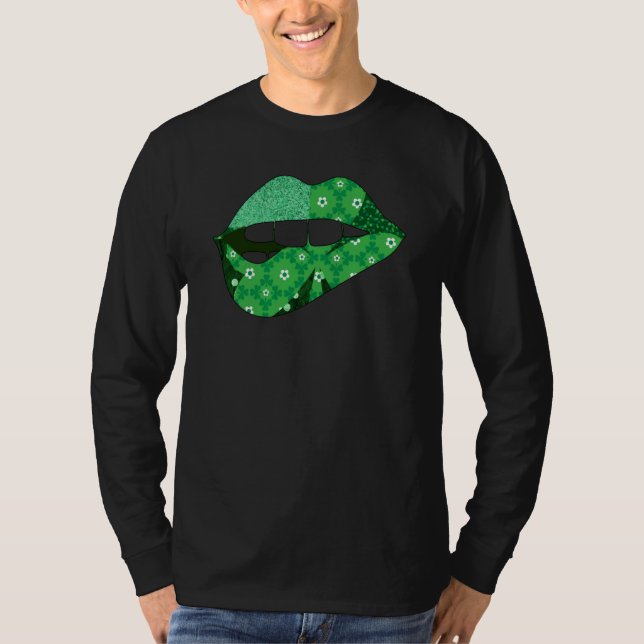 Kiss Me For Luck St Patrick's Day Plaid Shamrock T Shirt (Framsida)