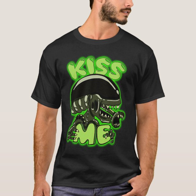 Kiss Me Funny UFO Alien Science Fiction T Shirt (Framsida)