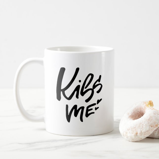 Kiss Me Hand Lettered-skript Kaffemugg (Med munk)