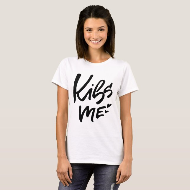 Kiss Me Hand Lettered-skript Tröja (Hel framsida)