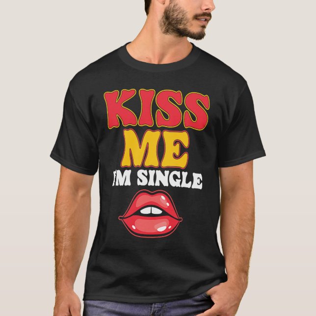 Kiss Me I Am Single Love Relationship Valentines D T Shirt (Framsida)