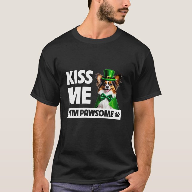 Kiss Me I är Pawsome Papillon Hund St patricks day T Shirt (Framsida)
