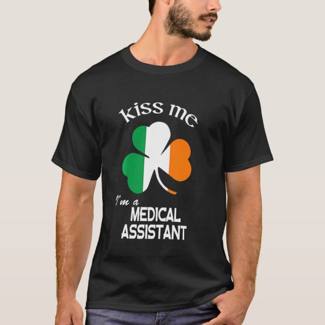 Kiss Me I M A Medical Assistant Shamrock St. Patri T Shirt (Framsida)