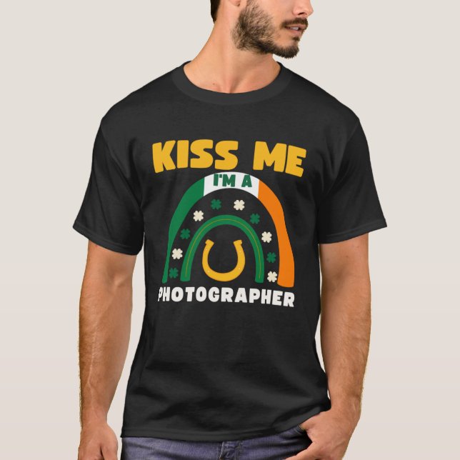 Kiss Me I m A Photographer St Patricks Day Puns Ir T Shirt (Framsida)