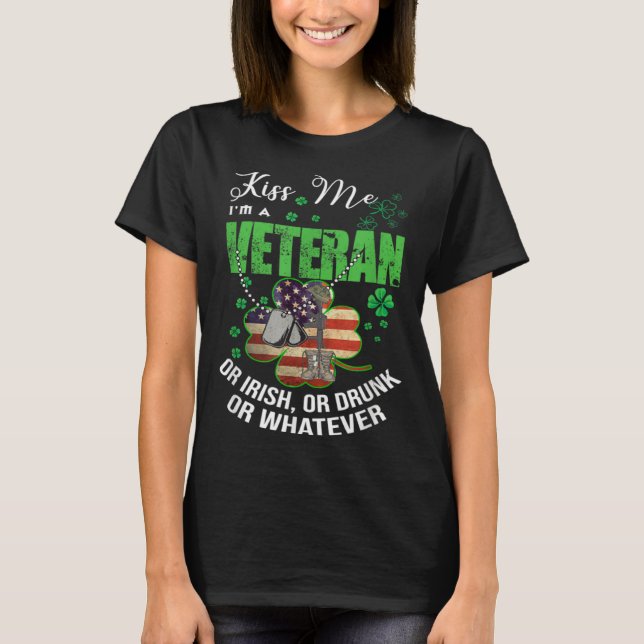 Kiss Me I m A Veteran Irish American Shamrock Flag T Shirt (Framsida)