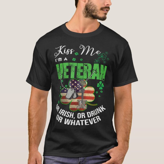 Kiss Me I m A Veteran Irish American Shamrock Flag T Shirt (Framsida)