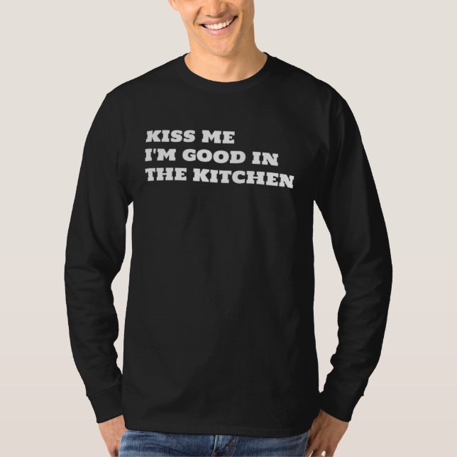 Kiss Me I m Good In The Kitchen Fun  Text T Shirt (Framsida)