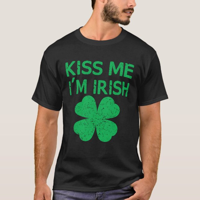 Kiss Me I m Irish Saint Patrick Day T Shirt (Framsida)