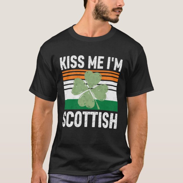 Kiss Me I m Scottish Saint Patrick s Day T Shirt (Framsida)