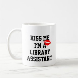 Kiss Me Im A Bibliotek Assistant Coffee Mugg