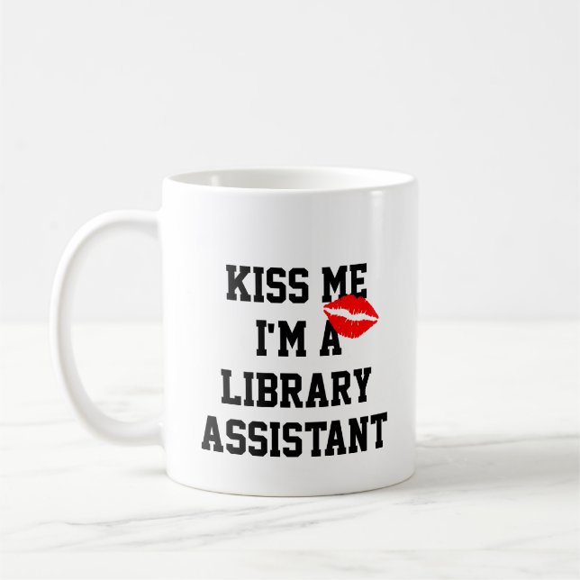 Kiss Me Im A Bibliotek Assistant Coffee Mugg (Vänster)