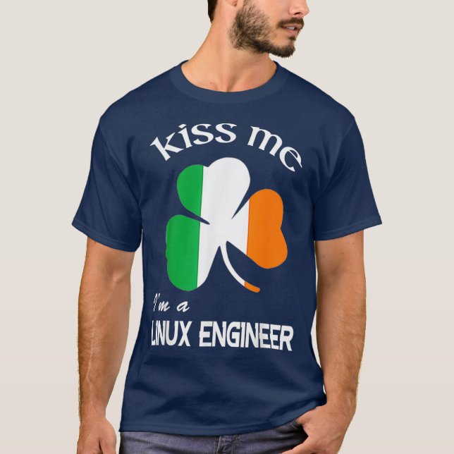 Kiss Me Im a Linu Ingenjör Shamrock St Patricks T Shirt (Framsida)