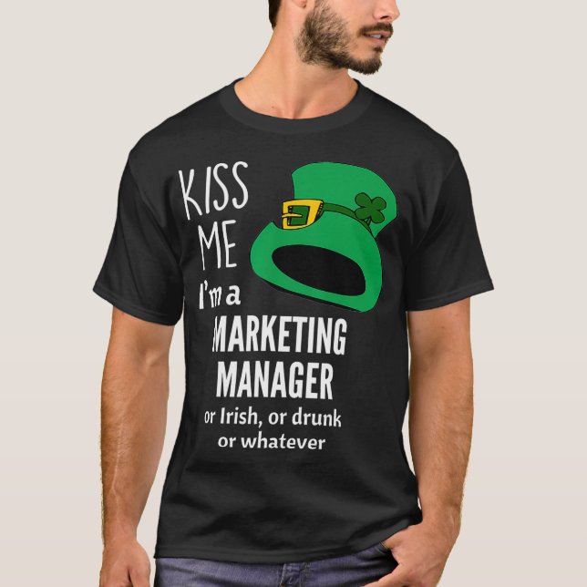Kiss Me Im a Marknadsföring Manager eller Irish el T Shirt (Framsida)