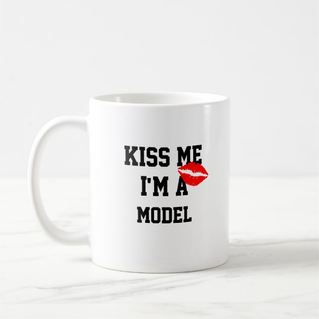 Kiss Me Im A Model Mugg (Vänster)