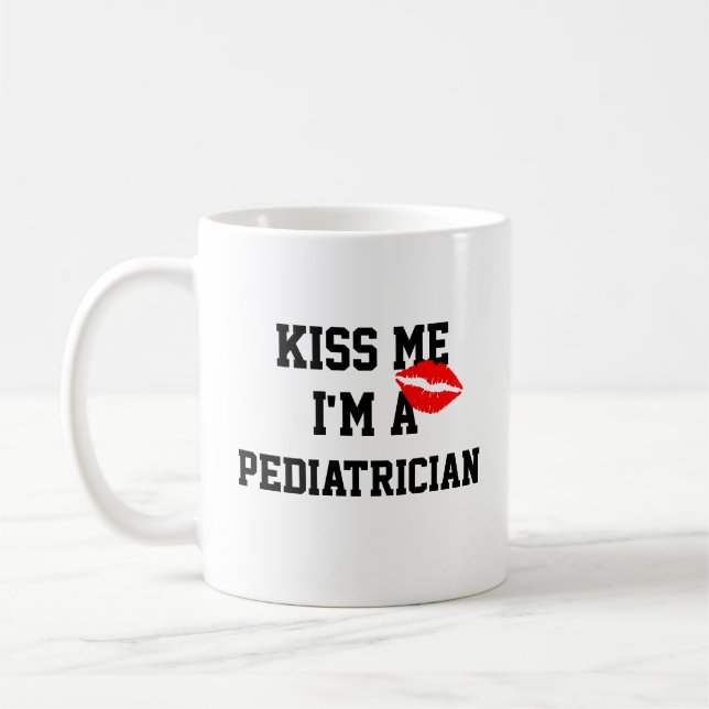 Kiss Me Im A Pediatrician Mugg (Vänster)