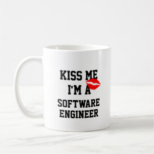 Kiss Me Im A Software Ingenjör Mugg