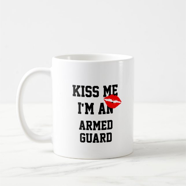Kiss Me Im An Armed Guard Mugg (Vänster)