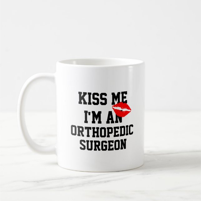 Kiss Me Im an Orthopedic Surgeon Mugg (Vänster)