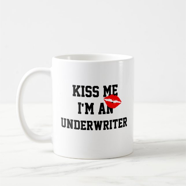 Kiss Me Im An Underwriter Mugg (Vänster)