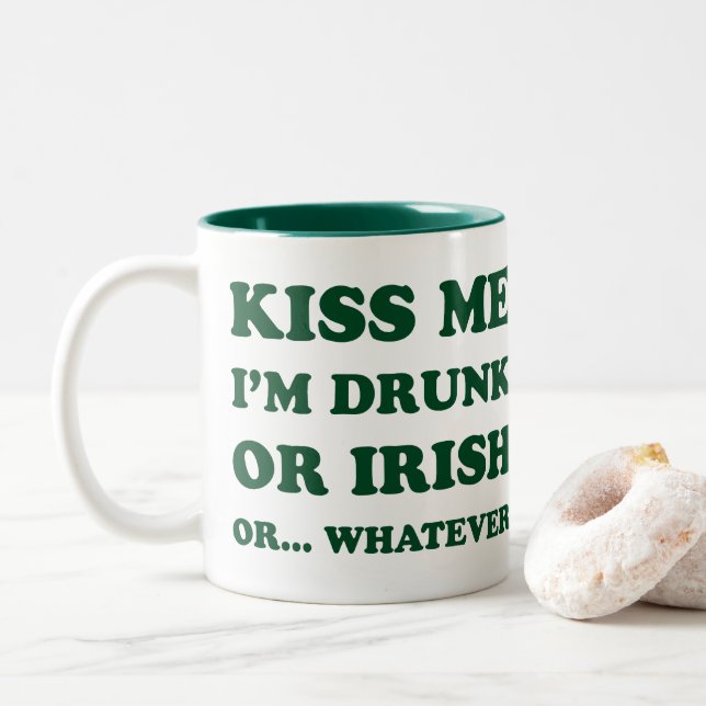 Kiss Me Im Drunk eller Irish Två-Tonad Mugg (Med munk)