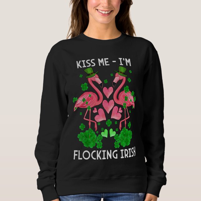 Kiss Me I'm Flocking Irish Flamingo St Patrick's D T Shirt (Framsida)