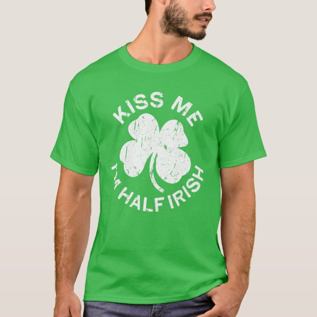 Kiss Me I'm Half Irish Saint Patrick Day T Shirt (Framsida)