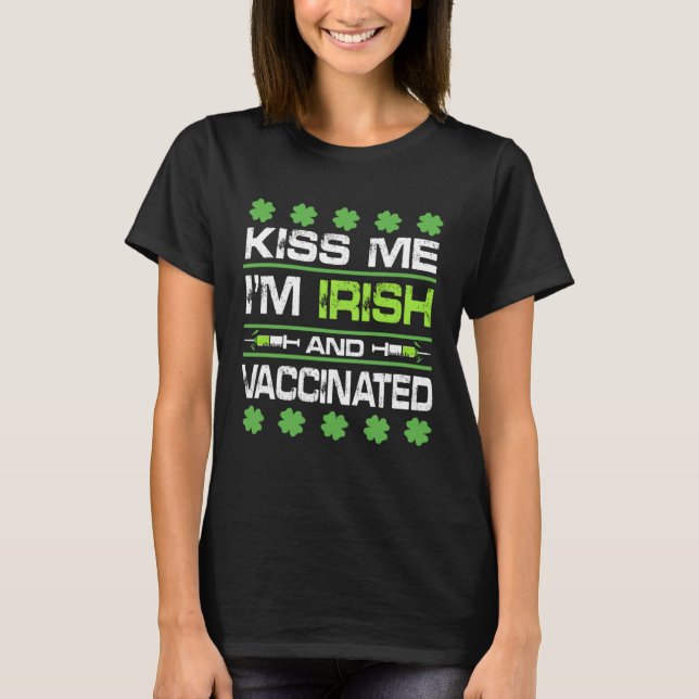 Kiss Me I'm Irish And Vaccinated St Patrick Day Ce T Shirt (Framsida)