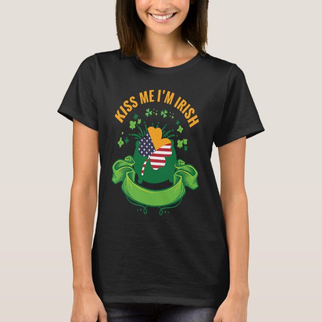 Kiss Me I'm Irish I  St Patricks Day Shamrock Flag T Shirt (Framsida)